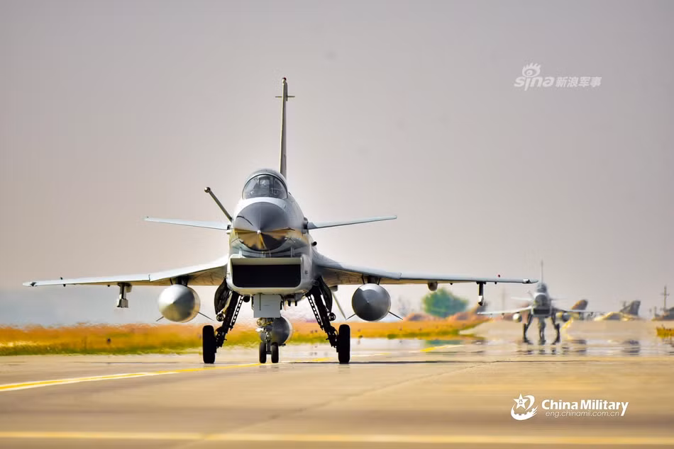 Còn đối với J-15, loại tên lửa này mới được Trung Quốc cho lộ diện vài năm gần đây. Nhiều trang tin của Trung Quốc khẳng định loại tên lửa này có tầm bắn cực kỳ xa, lên tới 400 km. Nguồn ảnh: Sina.