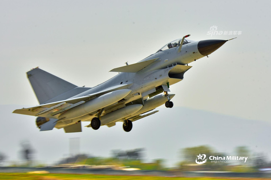 Tối đa, mỗi chiến đấu cơ J-10 mang theo được ba thùng xăng phụ với hai thùng hai bên dưới cánh và một thùng ở dưới bụng. Khi bay rỗng không vũ khí, không thùng xăng phụ máy bay có thể bay được với tầm bay tối đa 3200 km. Nguồn ảnh: Sina.