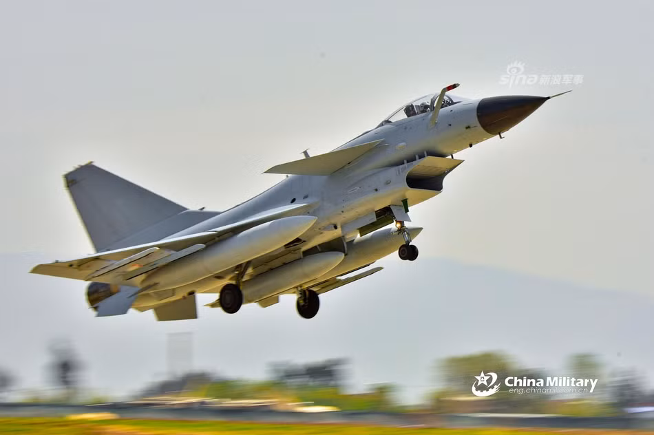 Tối đa, mỗi chiến đấu cơ J-10 mang theo được ba thùng xăng phụ với hai thùng hai bên dưới cánh và một thùng ở dưới bụng. Khi bay rỗng không vũ khí, không thùng xăng phụ máy bay có thể bay được với tầm bay tối đa 3200 km. Nguồn ảnh: Sina.