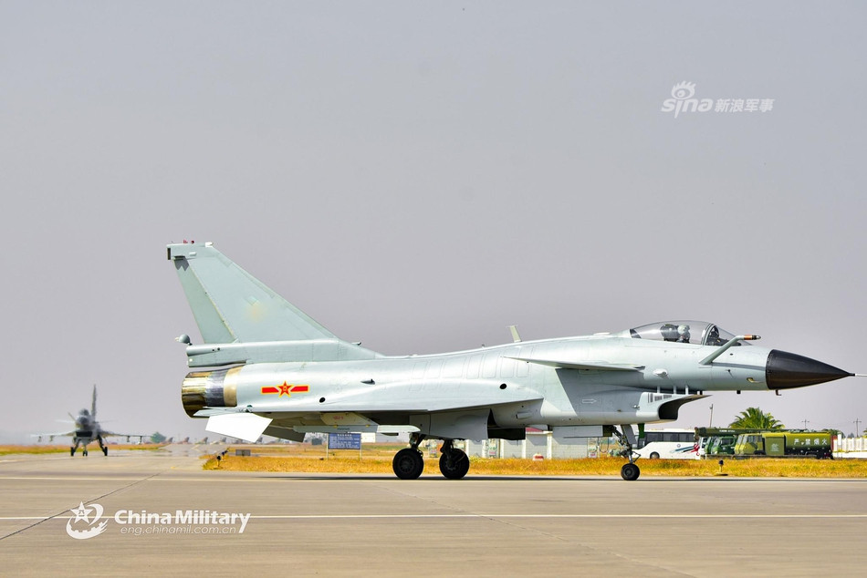 Ngoài ra, các máy bay J-10 còn được trang bị tổng cộng 11 giá treo cứng dưới bụng và hai bên cánh cho phép nó mang theo tối đa 7000 kg vũ khí và thùng nhiên liệu phụ các loại. Nguồn ảnh: Sina.