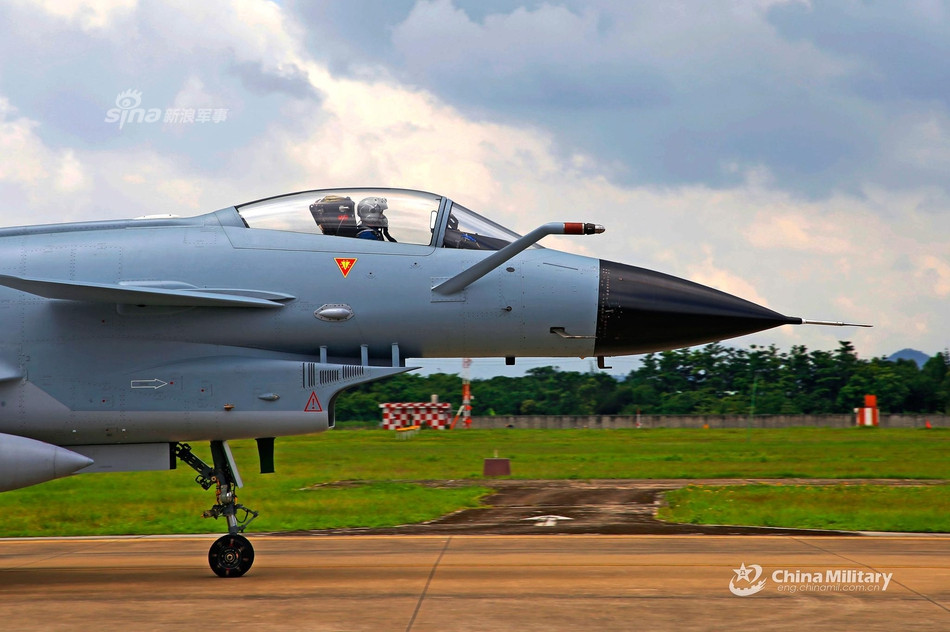 Hệ thống vũ khí của tiêm kích J-10 mới thực sự là điểm nhất của loại chiến đấu cơ này. Về cơ bản, mọi tiêm kích J-10 đều được trang bị một khẩu pháo 2 nòng GSh-23 do Liên Xô sản xuất. Nguồn ảnh: Sina.