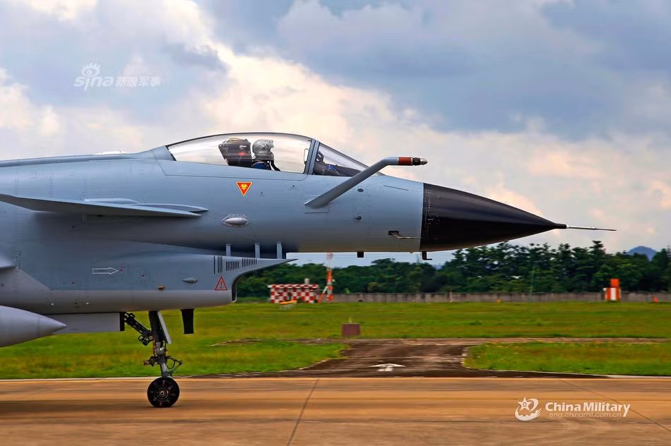 Hệ thống vũ khí của tiêm kích J-10 mới thực sự là điểm nhất của loại chiến đấu cơ này. Về cơ bản, mọi tiêm kích J-10 đều được trang bị một khẩu pháo 2 nòng GSh-23 do Liên Xô sản xuất. Nguồn ảnh: Sina.