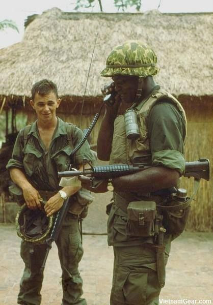 Bỏ qua sự "nặng, nóng" sang một bên, quân đội Mỹ ở Chiến trường Việt Nam vẫn có trang bị một loại áo giáp chiến thuật mang tên áo Flak. Phiên bản phổ biến của loại áo này có trọng lượng khoảng 4,5 kg và được sử dụng bởi các lực lượng Lục quân và Thuỷ quân Lục chiến Mỹ. Nguồn ảnh: Smallwarsjournal.