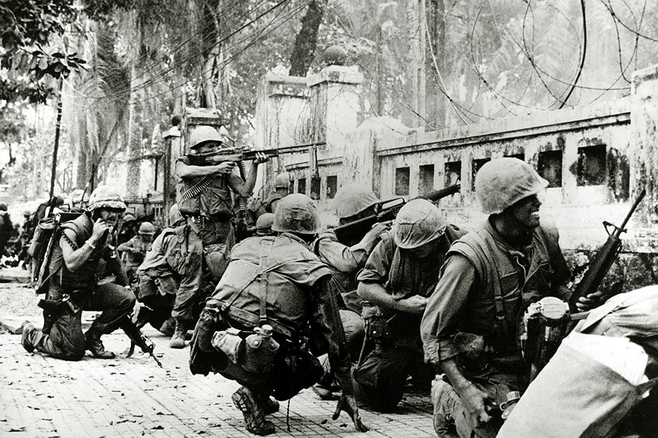 Trong bán kính khoảng 30 mét, lựu đạn là thứ vũ khí có sát thương cực lớn. Đặc biệt là trong việc chiến đấu trong môi trường đô thị, lựu đạn luôn là thứ vũ khí hữu dụng hơn nhiều so với các loại súng máy, súng trường cồng kềnh. Nguồn ảnh: Smallwarsjournal.