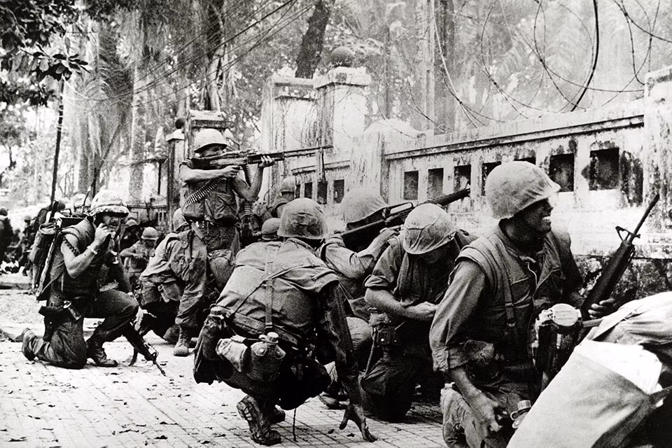 Trong bán kính khoảng 30 mét, lựu đạn là thứ vũ khí có sát thương cực lớn. Đặc biệt là trong việc chiến đấu trong môi trường đô thị, lựu đạn luôn là thứ vũ khí hữu dụng hơn nhiều so với các loại súng máy, súng trường cồng kềnh. Nguồn ảnh: Smallwarsjournal.