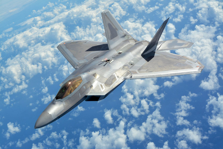 Mỗi chiếc F-22 Raptor có giá trị lên tới 350 triệu USD - tính kèm theo cả giá thành linh kiện thay thế, bảo dưỡng trong suốt vòng đời. Tuy nhiên giá thành sử dụng của F-22 Raptor có thể sẽ còn cao hơn nhiều vì giá trên chưa bao gồm... chi phí vũ khí để gắn lên loại tiêm kích này. Nguồn ảnh: BI.