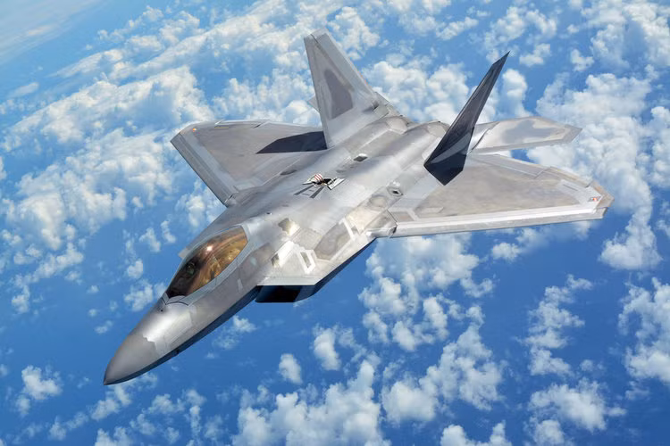 Mỗi chiếc F-22 Raptor có giá trị lên tới 350 triệu USD - tính kèm theo cả giá thành linh kiện thay thế, bảo dưỡng trong suốt vòng đời. Tuy nhiên giá thành sử dụng của F-22 Raptor có thể sẽ còn cao hơn nhiều vì giá trên chưa bao gồm... chi phí vũ khí để gắn lên loại tiêm kích này. Nguồn ảnh: BI.