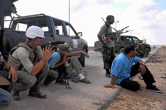 Trong quá khứ, Wikileak cũng từng gây được tiếng vang mạnh mẽ khi công bố đoạn video ghi lại cảnh tượng trực thăng chiến đấu Apache của Mỹ tấn công các phóng viên của nước này tại Afghanistan, phi công sau đó đã phân trần rằng tình nghi người phóng viên trong hình cầm súng chống tăng - nhưng thực ra chỉ là một chiếc máy ảnh. Nguồn ảnh: Theguardian.