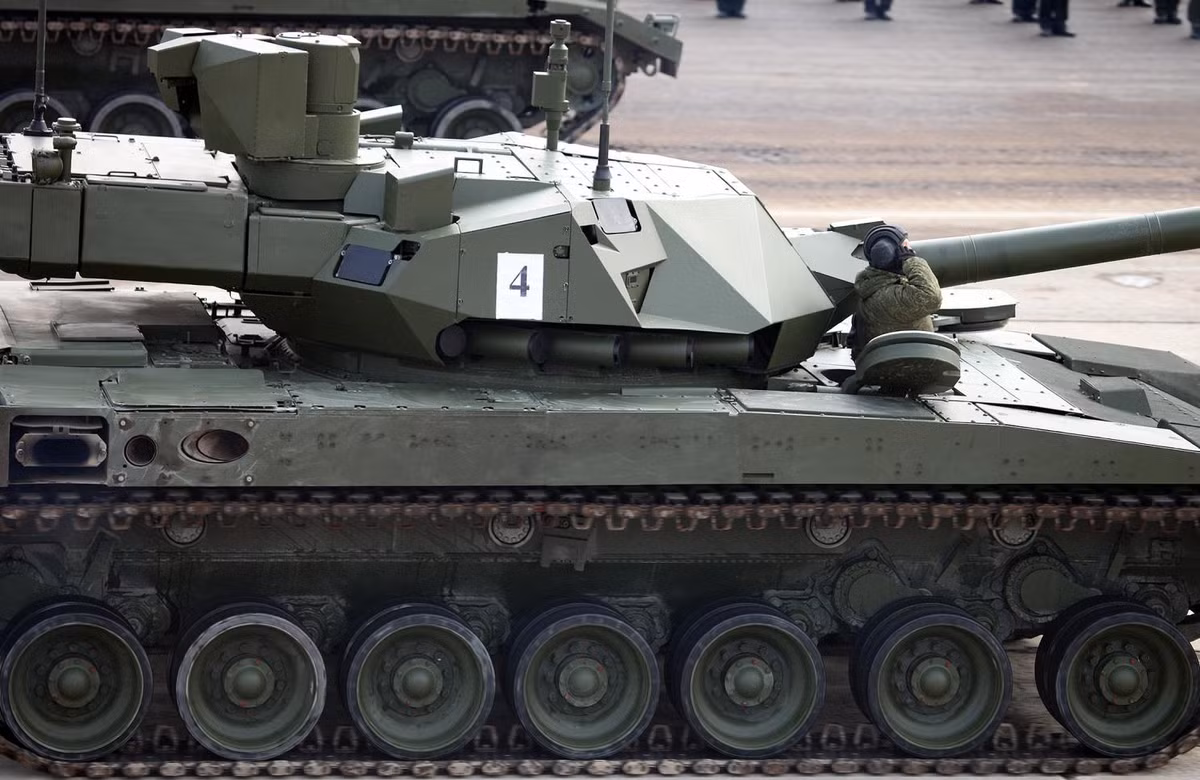 Lớp vỏ xe tăng T-14 Armata cũng sử dụng cộng nghệ tàng hình với cấu trúc đặc biệt và lớp phủ độc quyền do Nga tự nghiên cứu phát minh ra. Lớp phủ này kết hợp với thiết kế trọng tâm thấp sẽ khiến T-14 giảm thiểu khả năng bị phát hiện bởi hệ thống radar quang phổ hay thiết bị quan sát nhiệt của đối phương - biến đây thành loại xe tăng tàng hình đầu tiên trên thế giới. Nguồn ảnh: Vitaly.