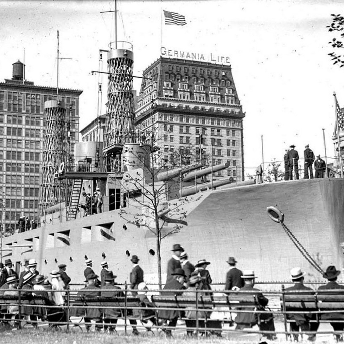 Trong khi đó, với những tàu chiến thực thụ, thuỷ thủ có khả năng sẽ tốn hàng tuần lễ trước khi vượt qua được những cơn say sóng đầu tiên để có thể bắt tay vào huấn luyện được. Nguồn ảnh: QQ.