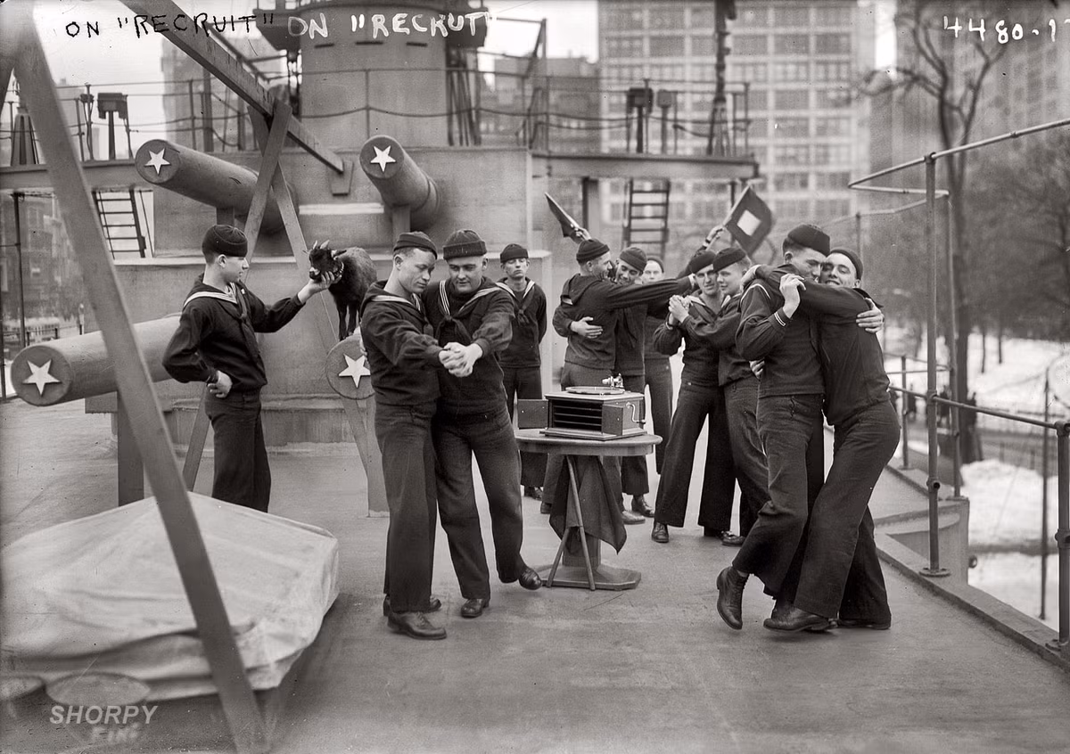 Bên trong khoang tàu bao gồm các khoang trước và sau cùng với các áo phao được đặt rải rác trên tàu. Hệ thống pháo giả trên tàu bao gồm sáu nòng pháo 360mm và 10 nòng pháo 130mm. Nguồn ảnh: QQ.