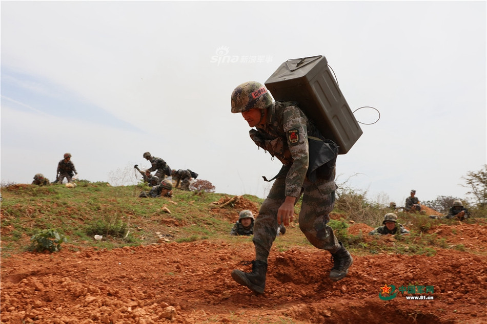 Bên cạnh đó cũng là những chiến thuật di chuyển, vận động tiếp cận trận địa để giảm thiểu thương vong xuống mức thấp nhất. Nguồn ảnh: 81.cn