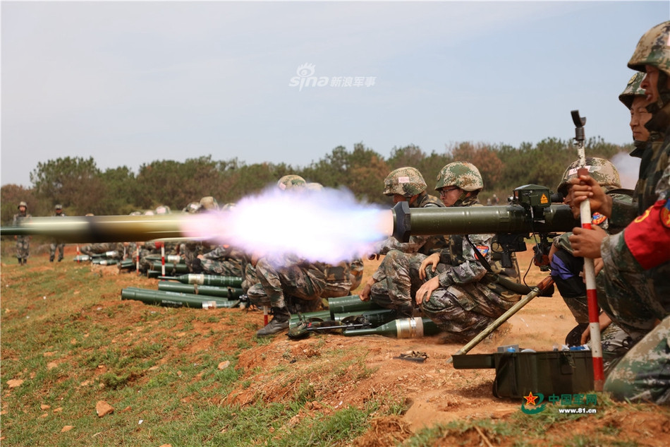 Trong cuộc tập trận này, các sĩ quan lục quân tương lai của Trung Quốc đã mô phỏng lại một cuộc tấn công của bộ binh Trung Quốc với các loại hoả lực mạnh được mang ra sử dụng với số lượng lớn, cường độ cao. Nguồn ảnh: 81.cn