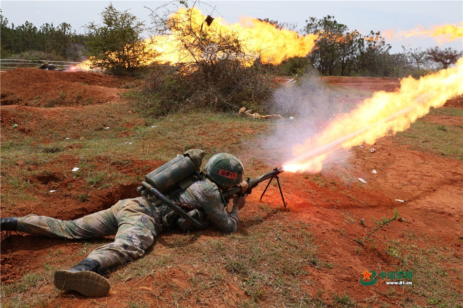 Súng phun lửa được sử dụng để tiêu diệt những cụm hoả lực, boong- ke của đối phương sau khi những khẩu súng phun lửa này tiếp cận được mục tiêu đủ gần. Nguồn ảnh: 81.cn