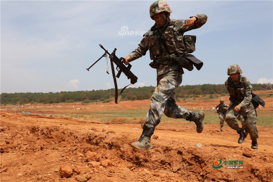 Binh lính Trung Quốc tràn ngập trận địa của đối phương trong cuộc tập trận Thối hoả 2019 vừa diễn ra. ở Vân Nam, Trung Quốc. Nguồn ảnh: 81.cn