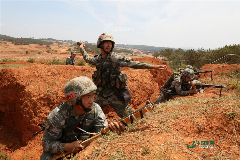 Lựu đạn khói được sử dụng để che cho binh lính đánh bọc phá, phá hàng rào công sự kiên cố của đối phương - một lối đánh rất quen và cực kỳ cơ bản. Nguồn ảnh: 81.cn