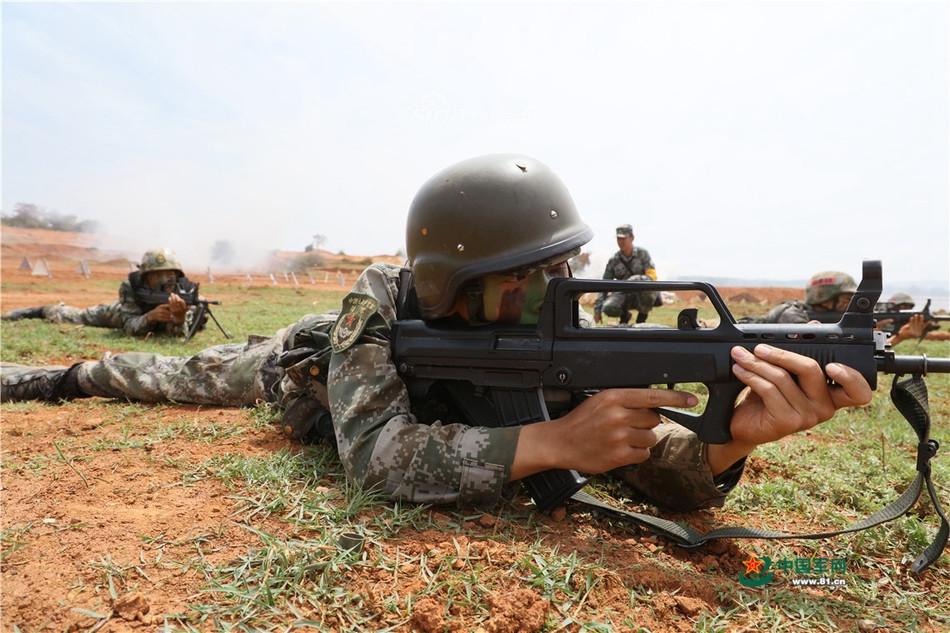Bộ binh Trung Quốc vẫn dùng khẩu súng trường tấn công QBZ-95 suốt từ những năm cuối của thế kỷ 20 cho tới tận ngày nay. Nguồn ảnh: 81.cn