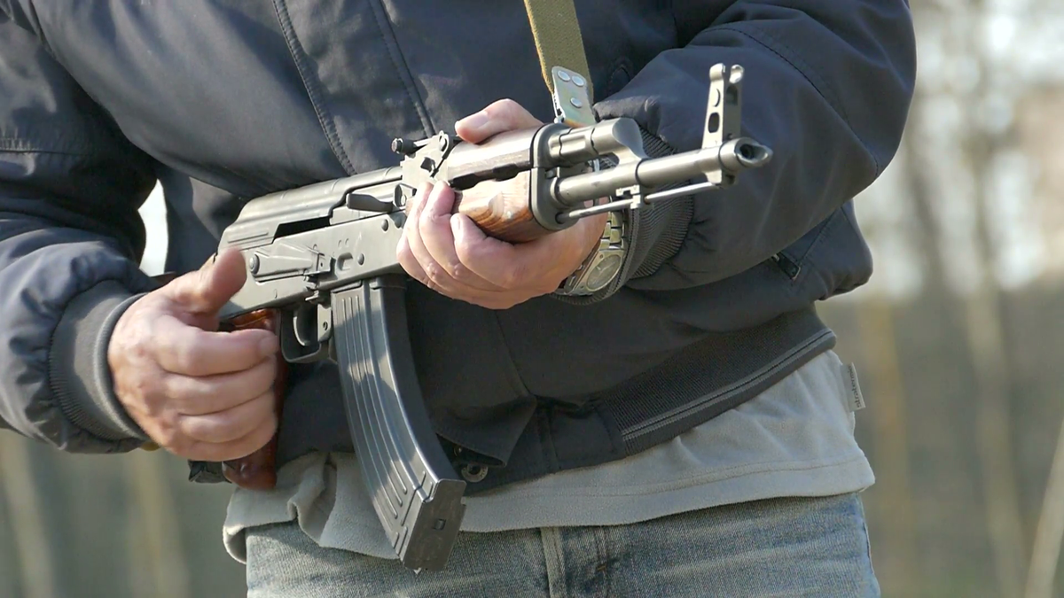 Súng trường tấn công AK-47 được coi là loại vũ khí hiệu quả nhất, phổ biến nhất và cũng là loại vũ khí từng giết nhiều người nhất trên thế giới, điều này khiến cho AK-47 xứng đáng được coi là loại vũ khí "huỷ diệt hàng loạt" hiệu quả nhất mà nhân loại từng phát minh ra. Nguồn ảnh: Britannica.