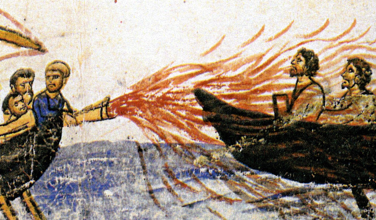 Bom napalm là thứ vũ khí cực kỳ tàn bạo nhưng cụ tổ của nó - Hoả lực Hy Lạp - còn là thứ vũ khí kinh khủng hơn. Theo các tài liệu được chép lại, thứ hoả lực này cực kỳ dị, khiến cho các cuộc chiến tranh trên biển thay đổi hoàn toàn. Nguồn ảnh: Britannica.