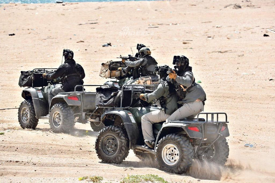 Các phương tiện được trang bị cho lực lượng này phù hợp với mọi điều kiện địa hình và điều kiện thời tiết vì đặc nhiệm Shaldag không chỉ hoạt động trong nước mà còn phục vụ ở cả nước ngoài - trong những chiến dịch bí mật.