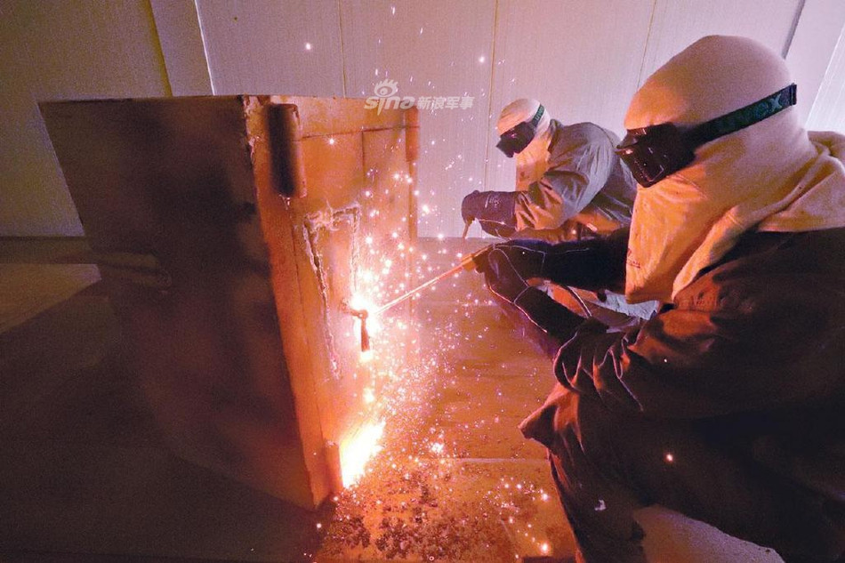 Thậm chí cả kỹ năng... đục két sắt cũng là một trong những bài tập của lực lượng Shaldang này.