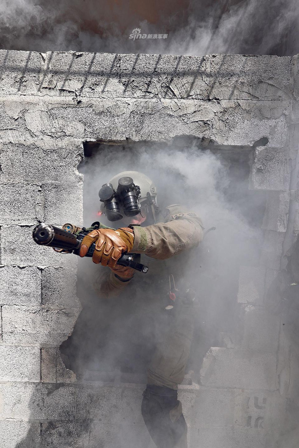 Các loại vũ khí thường thấy của lực lượng này bao gồm các loại súng trường tấn công M16 hoặc M4A1 cùng với súng phóng lựu M203. Ngoài ra còn có các loại vũ khí khác như súng ngắn Glock 17, Glock 19 hoặc súng bắn tỉa SR 82/66.