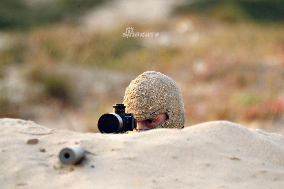 Lính bắn tỉa của lực lượng Shaldag trên bãi tập với súng bắn tỉa Mauser SR 82/66 - loại súng bắn tỉa cực kỳ hiện đại do Đức sản xuất.