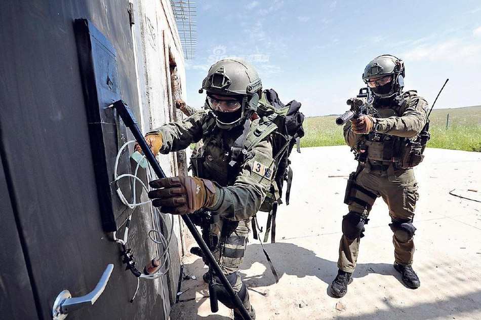 Một điều khó hiểu đó là trong khi các đơn vị khác của Israel thường được trang bị vũ khí và trang bị do chính quốc gia này sản xuất thì riêng với Shaldag, nhiều loại vũ khí, trang bị của lực lượng này lại được nhập khẩu hoàn toàn.