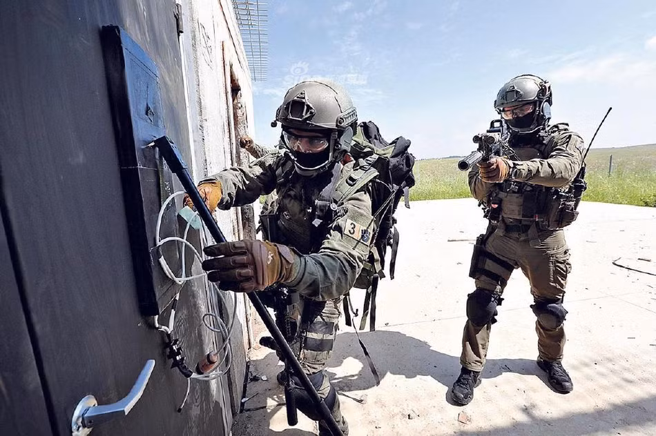 Một điều khó hiểu đó là trong khi các đơn vị khác của Israel thường được trang bị vũ khí và trang bị do chính quốc gia này sản xuất thì riêng với Shaldag, nhiều loại vũ khí, trang bị của lực lượng này lại được nhập khẩu hoàn toàn.