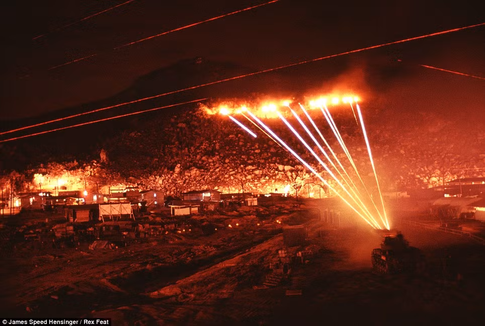 Súng máy của quân đội Mỹ từ căn cứ Phú Tài xé toạc trời đêm trong Chiến tranh Việt Nam. Nguồn ảnh: Dailymail.