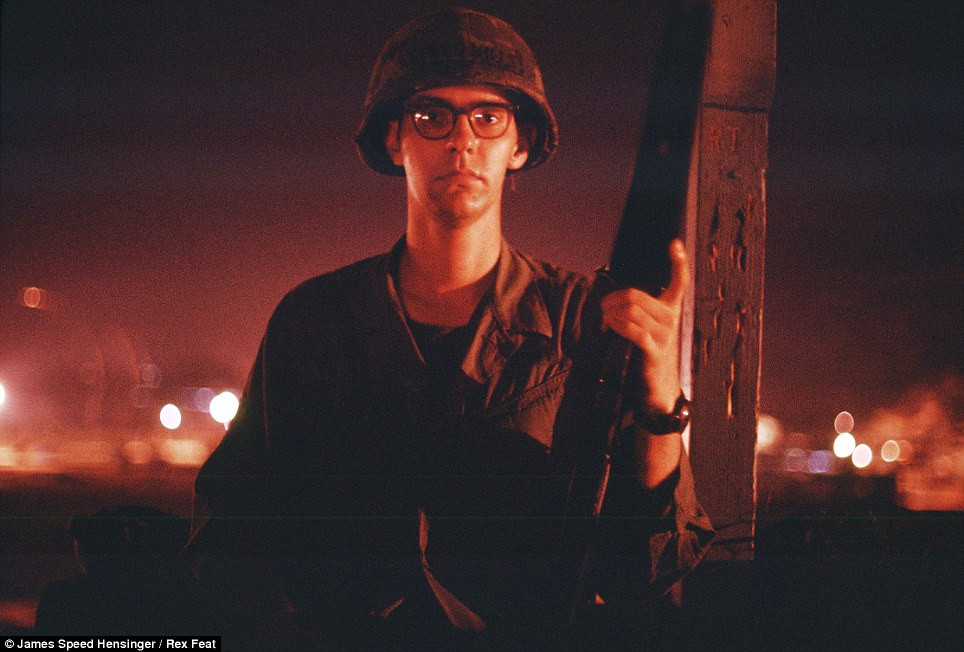 Binh lính Mỹ trong căn cứ Phú Tài với vẻ mặt mệt mỏi sau một đêm cân não bị lính bắn tỉa của Quân Giải phóng tấn công. Nguồn ảnh: Dailymail.