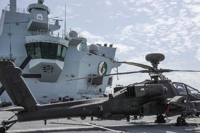 Khác với các loại Apache mà Mỹ sản xuất, phiên bản Apache của Anh hiện chỉ triển khai được các loại tên lửa dẫn đường không đối đất bao gồm Hellfire và Brimstone. Khả năng triển khai tên lửa không đối không của loại trực thăng này vẫn là một ẩn số. Nguồn ảnh: Aguwand.