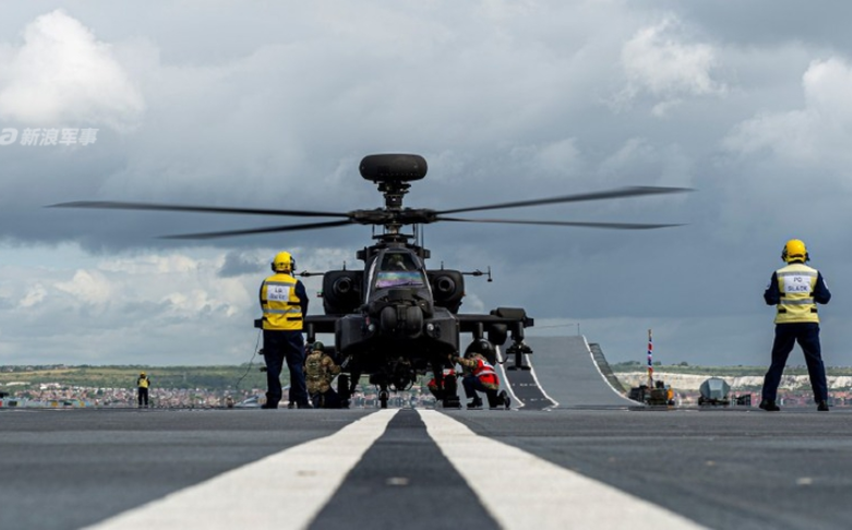 Theo các thông tin được truyền thông Anh đăng tải, các trực thăng Apache bắt đầu được thử nghiệm tính năng chiến đấu cùng với tàu sân bay HMS Queen Elizabeth. Nguồn ảnh: Aguwand.