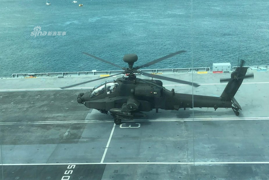 Loại trực thăng được sử dụng để huấn luyện cùng với tàu sân bay HMS Queen Elizabeth là AgustaWestland Apache. Đây là phiên bản trực thăng được Anh sản xuất nội địa dựa trên giấy phép sản xuất của chiếc Apache AH-64D do Mỹ cung cấp. Nguồn ảnh: Aguwand.