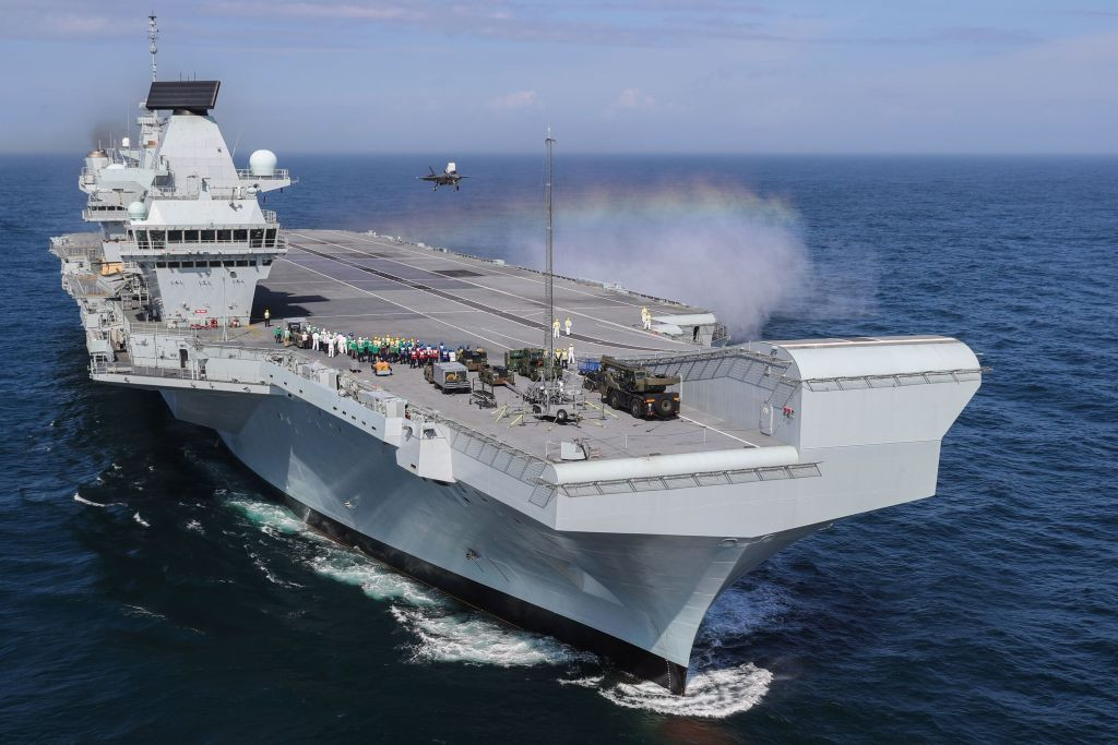 Tàu sân bay HMS Queen Elizabeth là tàu sân bay đầu tiên của Anh được đóng theo lớp hàng không mẫu hạm cùng tên. Tàu sân bay này được Anh hạ thuỷ hồi năm 2014 nhưng phải tới năm 2017 mới bắt đầu được đưa vào biên chế. Nguồn ảnh: Aguwand.