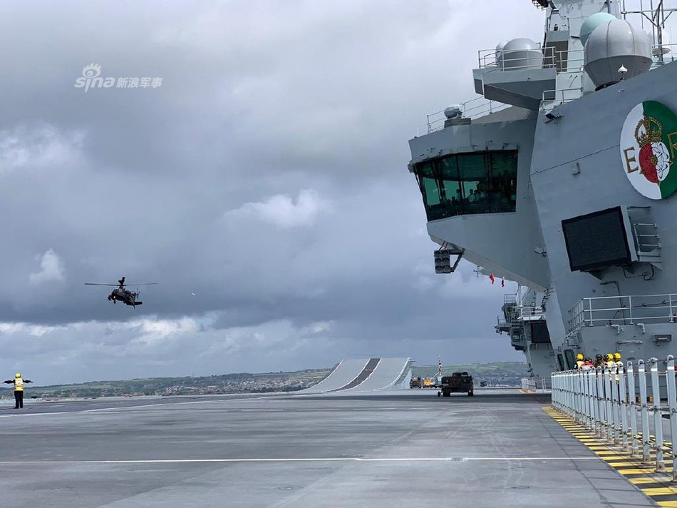 Quá trình này không những thử nghiệm được khả năng thích ứng của các phi công điều khiển Apache mà còn là thử thách với kíp vận hành của tàu sân bay HMS Queen Elizabeth. Nguồn ảnh: Aguwand.