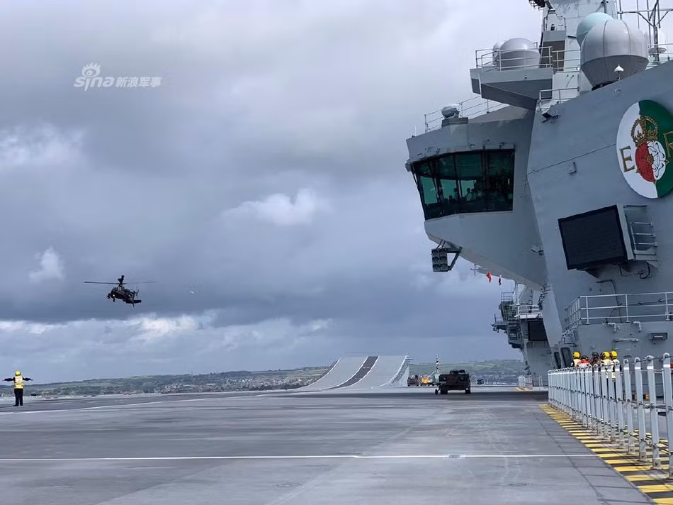 Quá trình này không những thử nghiệm được khả năng thích ứng của các phi công điều khiển Apache mà còn là thử thách với kíp vận hành của tàu sân bay HMS Queen Elizabeth. Nguồn ảnh: Aguwand.