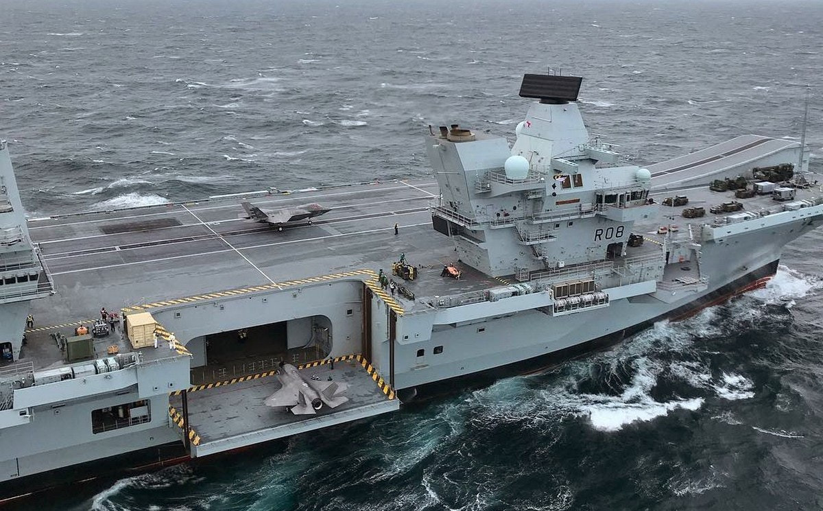 Tới thời điểm hiện tại, tàu sân bay HMS Queen Elizabeth của Anh vẫn đang trong giai đoạn hoàn thiện. Dự kiến phải tới năm 2020 tàu sân bay này mới chính thức đi vào trực chiến được. Nguồn ảnh: Aguwand.