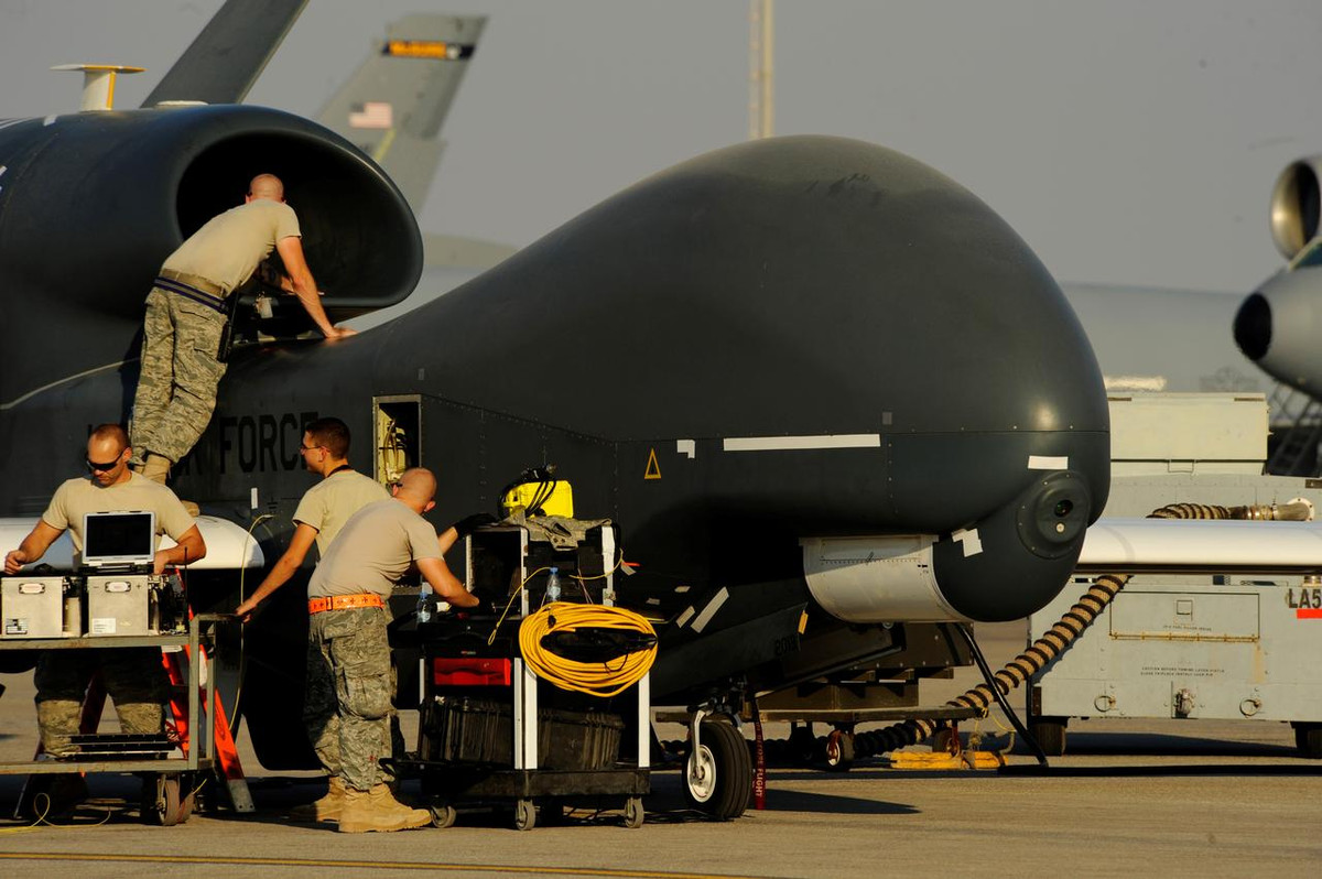 Máy bay không người lái RQ-4 Global Hawk có kích cỡ khá lớn, dài tới 14,5m, cao 4,7m, sải cánh 39,9m, trọng lượng cất cánh 14,62 tấn. RQ-4 thiết kế với cánh đuôi hình chữ V, cánh chính nằm phía dưới bụng máy bay. Nguồn ảnh: QQ.
