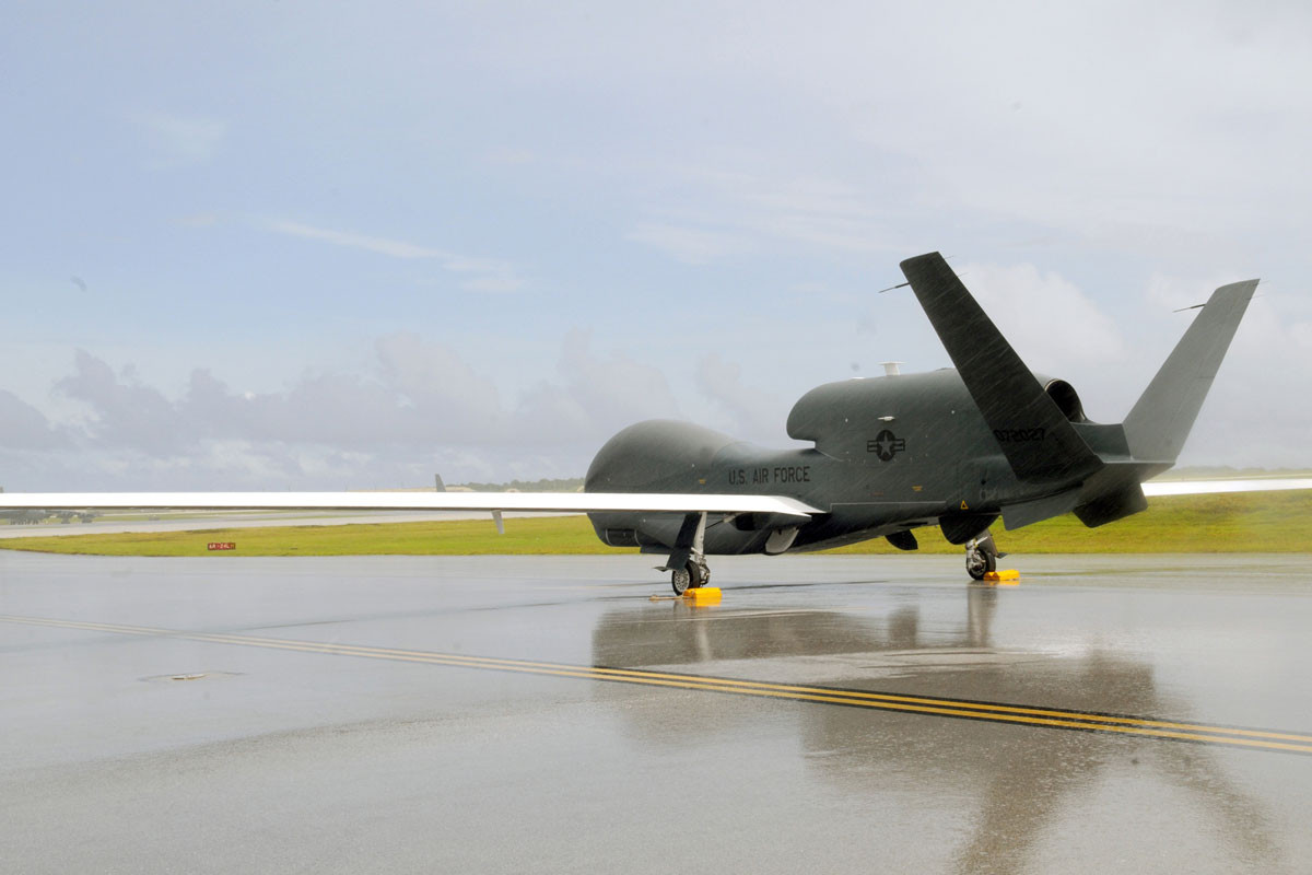 Máy bay do thám không người lái tầm xa RQ-4 Global Hawk được phát triển nhằm thay thế cho máy bay dó thám U-2 đã lỗi thời sau hàng chục năm phục vụ từ những năm 1990. Đầu những năm 2000, các máy bay RQ-4 Global Hawk bắt đầu phục vụ trong Không quân Mỹ, mỗi chiếc có đơn giá khoảng 104 triệu USD. Nguồn ảnh: QQ.