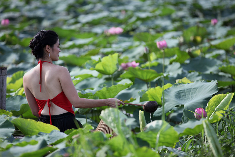 Có đủ loại đạo cụ phù hợp với các loại trang phục phục vụ việc chụp ảnh.