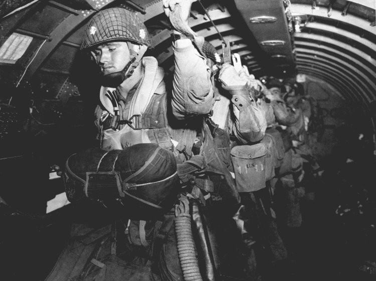 15500 lính dù Mỹ cùng 7900 lính dù Anh đã được tung ra vào đêm trước ngày đổ bộ. Tuy nhiên phần lớn trong số này nhảy dù sai địa điểm, bị rối loạn đội hình do địa hình khác hẳn với bản đồ họ được cung cấp. Kết cục là hơn 2 vạn lính dù Đồng minh đóng góp được không nhiều cho cuộc chiến vào sáng hôm sau. Nguồn ảnh: BI.