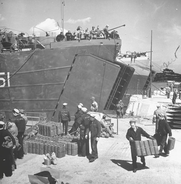 Tổng cộng cũng đã có khoảng 7 triệu tấn hàng viện trợ, 450.000 tấn đạn dược, vũ khí đã được đưa từ Mỹ đến Anh để chuẩn bị cho cuộc đổ bộ này. Nguồn ảnh: BI.