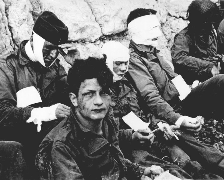 Chỉ tính riêng trong buổi sáng ngày 6/6/1944, 2499 lính Mỹ đã thiệt mạng, 3184 lính khác bị thương , 1928 lính mất tích được cho là đã chết đuối ngoài biển trong khi 26 lính bị bắt làm tù binh. Phía Anh có thương vong khoảng 2700 lính trong khi bãi Juno của người Canada có vẻ nhẹ nhàng hơn với chỉ 946 thương vong. Nguồn ảnh: BI.
