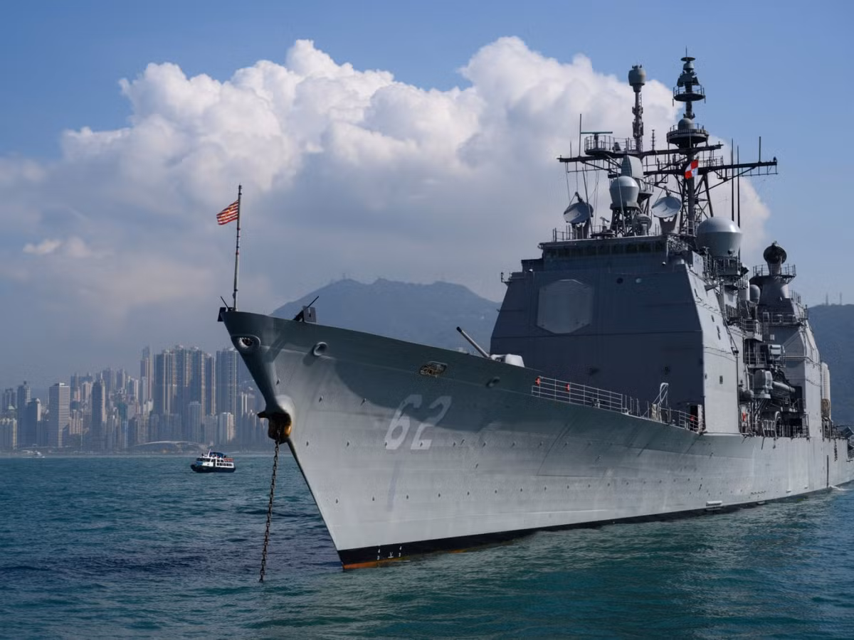 Là một tuần dương hạm, tàu USS Chanellorsville được trang bị hệ thống vũ khí cực kỳ kinh khủng với tổng cộng 122 ống phóng tên lửa loại Mk41 cùng với 8 ống phóng tên lửa RGM-84 Harpoon, 2 pháo 127mm, 2 pháo 25mm và 2 pháo cao tốc Phalanx. Nguồn ảnh: BI.