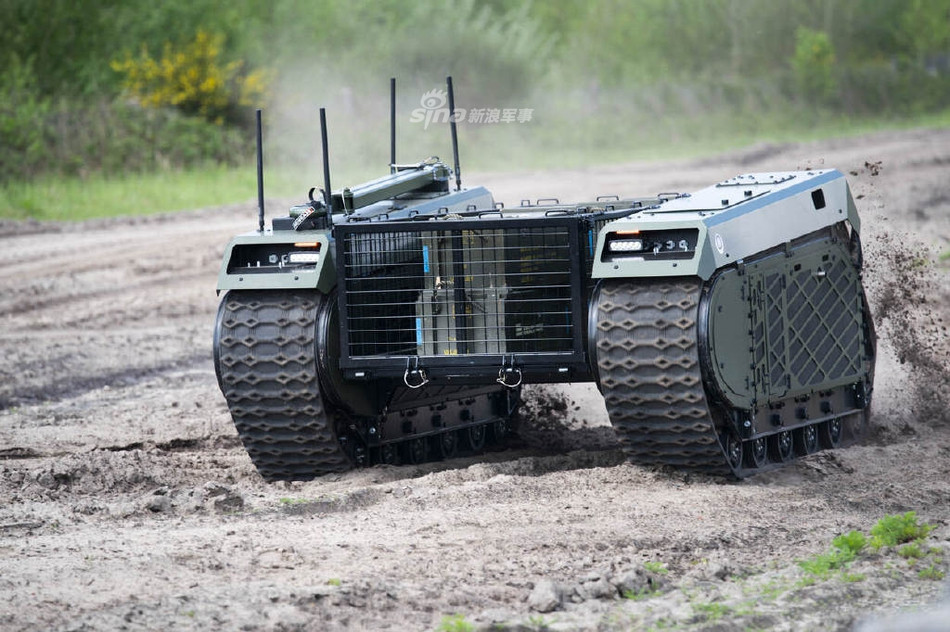 Themis có thể thực hiện tốt các công việc vận tải trên chiến trường, ngoài việc vận chuyển hàng hoá loại phương tiện này còn có thể dùng để vận chuyển thương binh về tuyến sau. Nguồn ảnh: Sina.