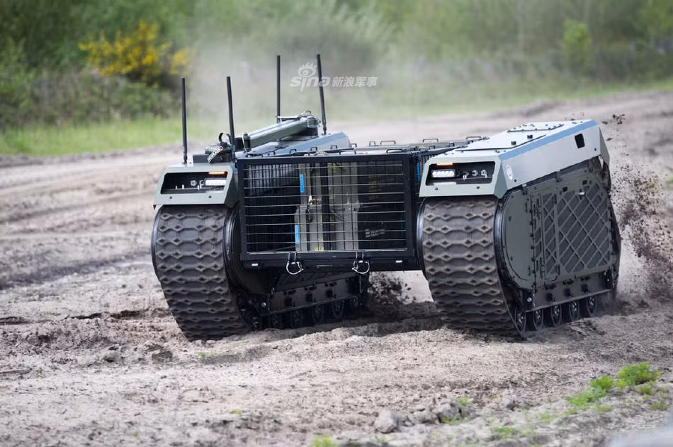 Themis có thể thực hiện tốt các công việc vận tải trên chiến trường, ngoài việc vận chuyển hàng hoá loại phương tiện này còn có thể dùng để vận chuyển thương binh về tuyến sau. Nguồn ảnh: Sina.