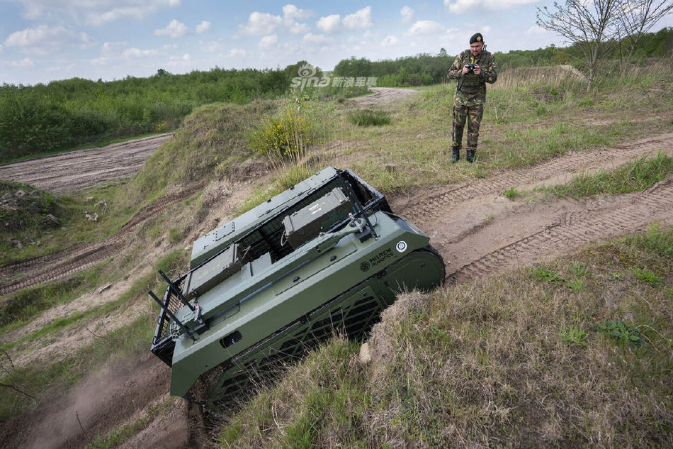Các khả năng của Themis được hứa hẹn sẽ còn được nâng cấp thêm trong tương lai, trong đó Themis có thể có khả năng tự vận hành hoàn toàn không cần điều khiển, cho phép nó vận chuyển hàng hoá, thương binh đến và rời chiến trường tự động không cần người theo dõi, giám sát. Nguồn ảnh: Sina.