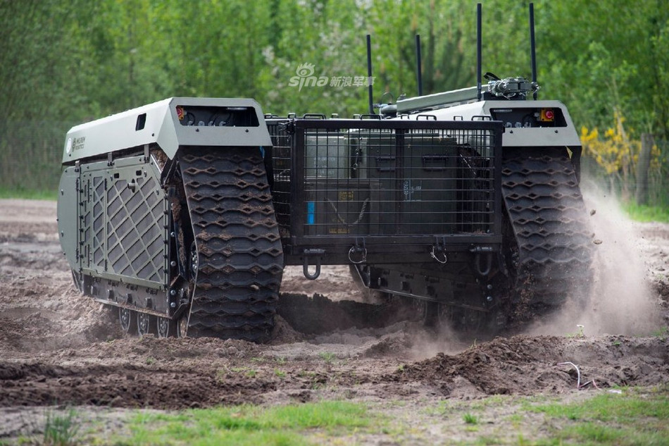 Toàn bộ hệ thống truyền động và điện tử của robot tự hành Themis được đặt ở hai bên bánh xích, giúp phần giữa thân của nó biến thành khoang để đồ rộng rãi. Thiết kế thấp này giúp Themis giảm tỷ lệ bị bắn trúng trên chiến trường. Nguồn ảnh: Sina.