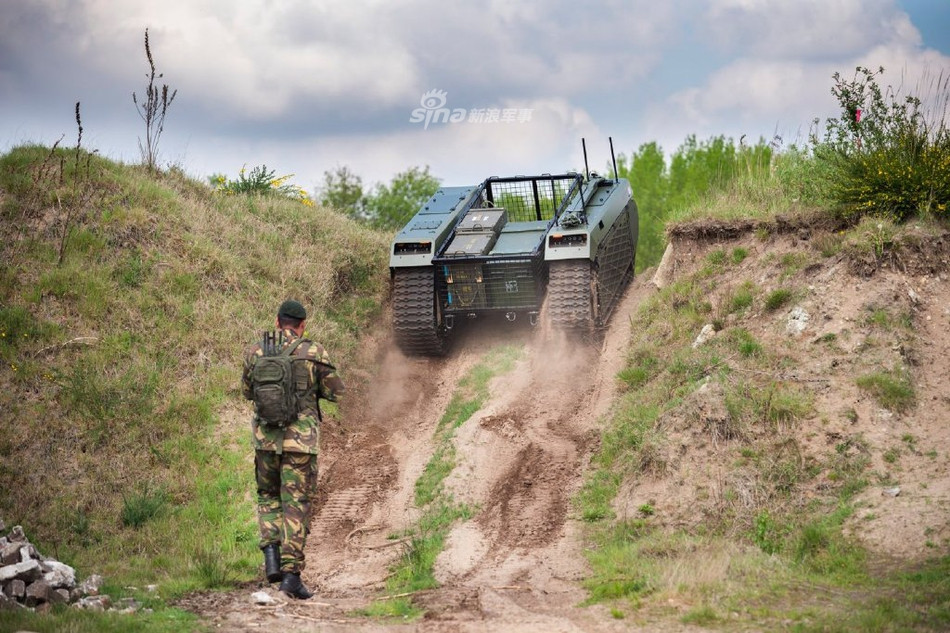 Loại phương tiện này có công suất cực khoẻ, kết hợp với cơ cấu chuyển động bánh xích giúp nó có thể vượt địa hình cực kỳ dễ dàng. Nguồn ảnh: Sina.